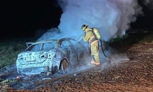 Diario HOY | Asaltan bus, roban encomiendas y luego queman vehículo usado en el atraco