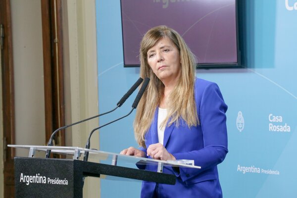 Argentina tacha de "agoreros" a empresas estadounidenses que advirtieron una nueva crisis económica - Revista PLUS