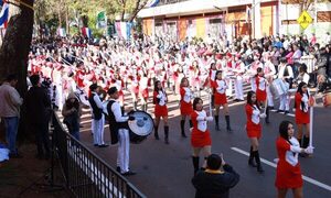 Con sus mejores galas homenajearon a la Patria en CDE