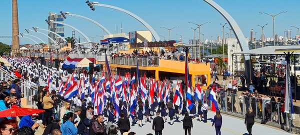 Encarnación se llena de patriotismo en el desfile por los 212 años de la independencia de Paraguay