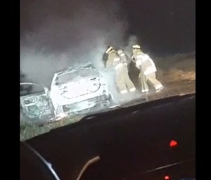 Piratas del asfalto asaltan ómnibus y llevan mercaderías tras incendiar automóvil