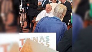 Libros sobre dictadura llegan a manos de papa Francisco
