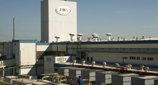 El gigante cárnico brasileño JBS registra pérdidas por US$ 294,5 millones en el primer trimestre - Revista PLUS