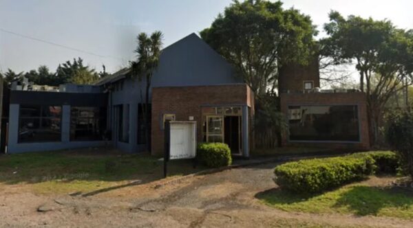 Clausuran bar donde 90 personas hacían orgías: camas, caños para bailes "hot" y sillones exóticos