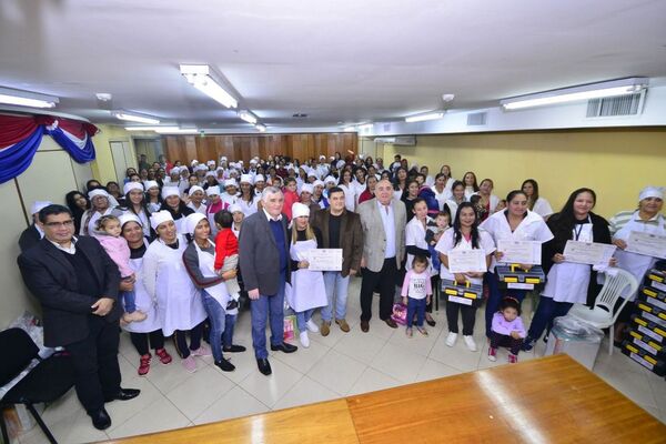 Mujeres de territorios sociales recibieron certificados y kits para desarrollo de oficios - .::Agencia IP::.