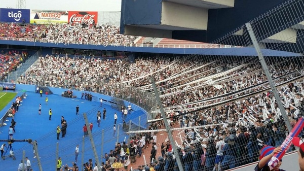 Olimpistas miran "con cariño" a la pantalla gigante, ¡ya que no tendrán butacas!