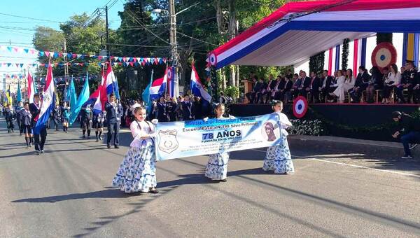 Festejos patrios: Colorido y bullicioso desfile en Luque •