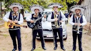 Docentes contratan a mariachis para homenajear a mamá