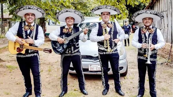 Docentes contratan a mariachis para homenajear a mamá