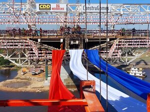 El Puente Héroes del Chaco se viste con los colores patrios - El Independiente