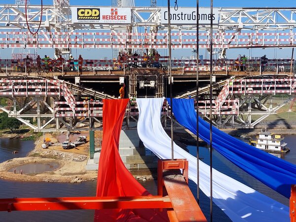 El Puente Héroes del Chaco se viste con los colores patrios - El Independiente