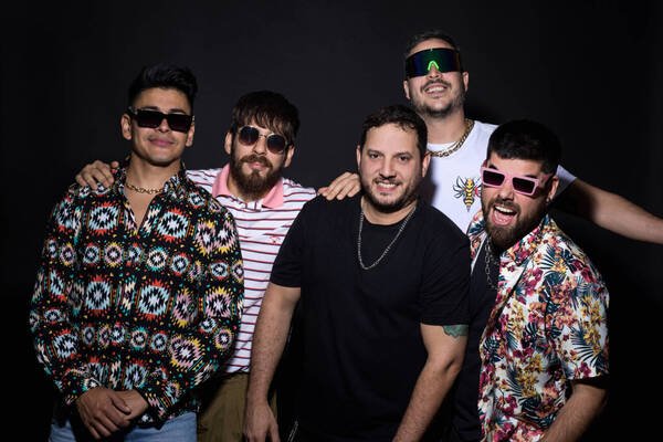 [VIDEO] "LaNuestra" está invitando a "bailar" con ellos