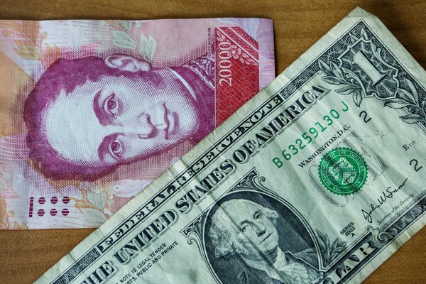 La moneda de Venezuela se devalúa un 3,7 % frente al dólar en los últimos 30 días - MarketData