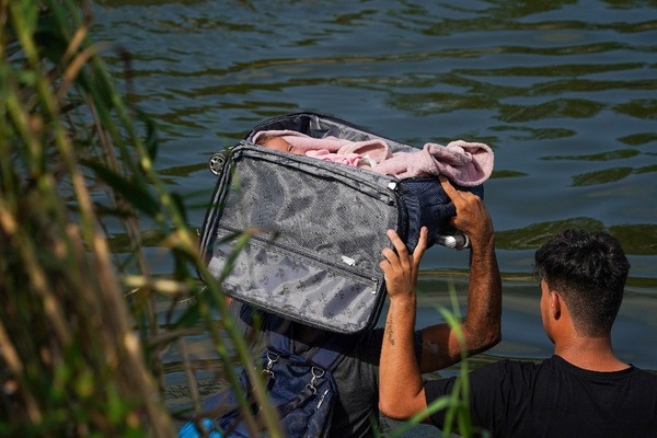 Bebé cruzó a EE.UU en una maleta - C9N