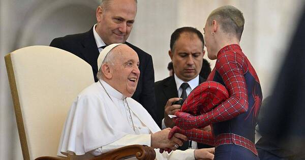 La Nación / ¡Spiderman llegó hasta el Vaticano para saludar al papa Francisco!