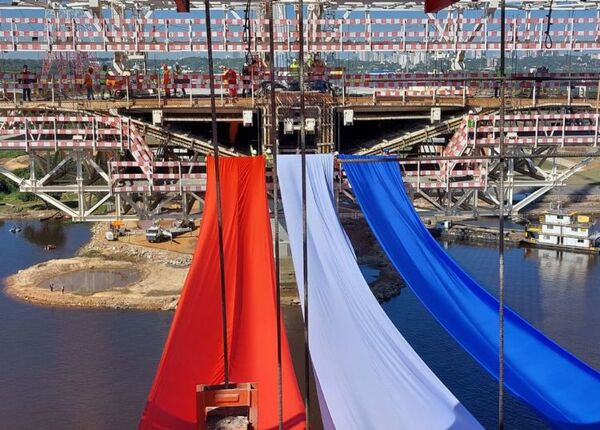 El Puente Héroes del Chaco se viste con los colores patrios y ya registra 93% de avance