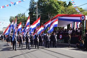 Luque: alumnos y maestros desfilaron en homenaje a la Patria y las madres - Nacionales - ABC Color