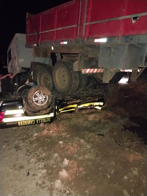 Chaco: Grave accidente entre vehículo de la Caminera y un camión - Policiales - ABC Color