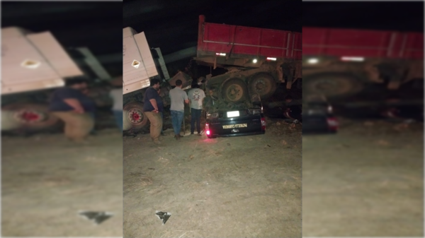 [VIDEO] Camioneta de la caminera fue aplastada por un camión: habla de tres personas atrapadas