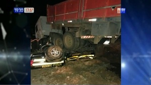 Terrible accidente: Camión aplasta un móvil de la Caminera - Noticias Paraguay