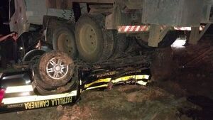Móvil de la Patrulla Caminera es aplastado por un camión en Villa Hayes