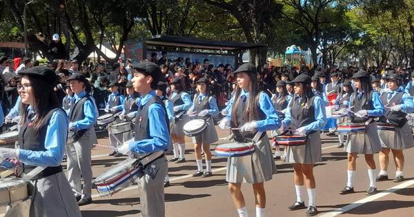 La Nación / En el Este volvieron los desfiles por la patria y miles de estudiantes se movilizaron