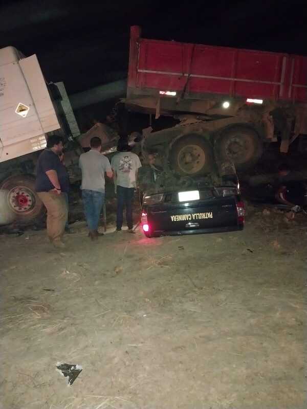 Móvil de la Patrulla Caminera es aplastado por un camión en la ruta Transchaco