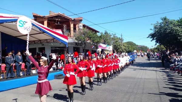 Fresco, colorido y bullicioso desfile en San Lorenzo - Nacionales - ABC Color