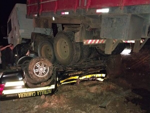 Camión de gran porte aplastó a una patrulla de la Caminera sobre la Transchaco