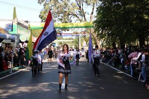 Colorido desfile estudiantil en homenaje a la patria en Caacupé - Nacionales - ABC Color