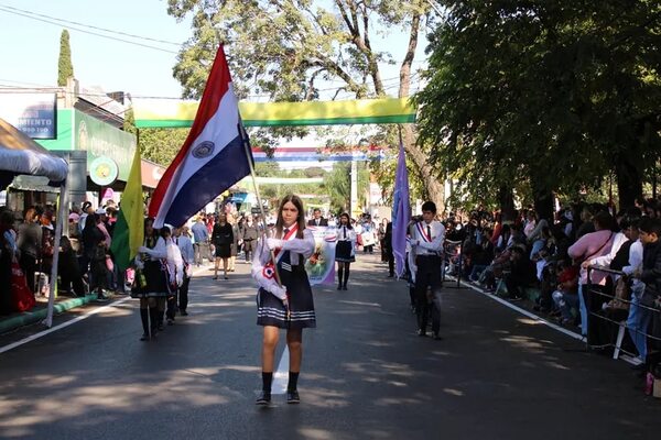 Colorido desfile estudiantil en homenaje a la patria en Caacupé - Nacionales - ABC Color