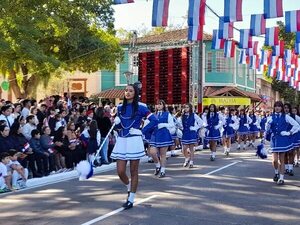 Estudiantes de Pilar rindieron homenaje a la patria con un emotivo desfile - Nacionales - ABC Color