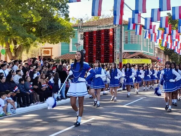 Estudiantes de Pilar rindieron homenaje a la patria con un emotivo desfile - Nacionales - ABC Color