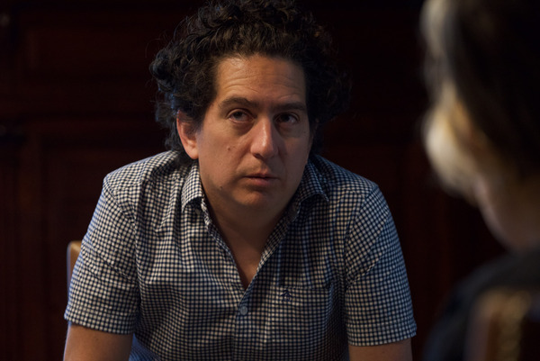 El creador de "Radio Ambulante" advierte sobre democracias más “débiles” en Latinoamérica - MarketData