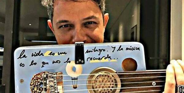 [VIDEO] ¡Qué purete! Alejandro Sanz cantó con la Orquesta de Cateura