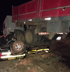 Móvil de la Patrulla Caminera es aplastado por un camión en Villa Hayes - Oasis FM 94.3