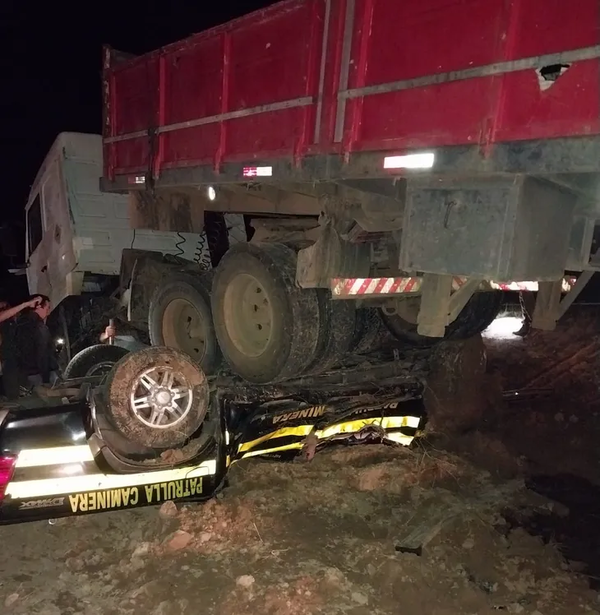 Móvil de la Patrulla Caminera es aplastado por un camión en Villa Hayes - Oasis FM 94.3