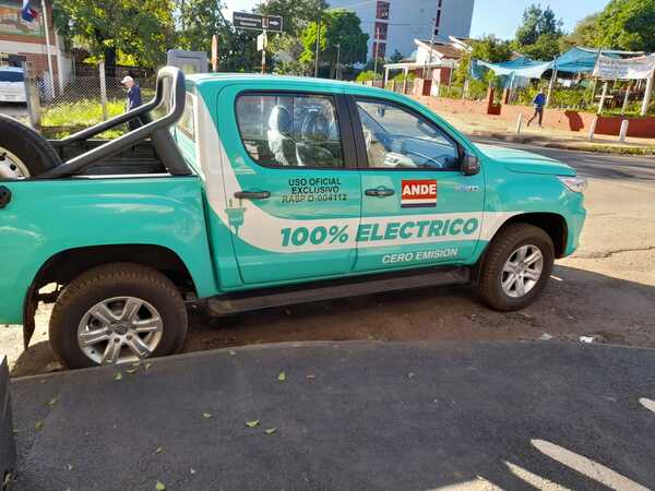 Itapúa: ANDE recibe vehículo eléctrico y anuncia plan "Ruta Verde"