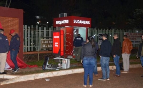 Allanan dos viviendas en busca de autores de robo de cajero