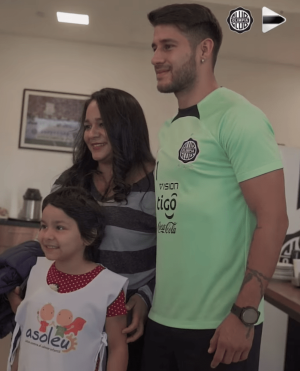 JUGADORES DE OLIMPIA Y SU GRAN GESTO CON LOS NIÑOS