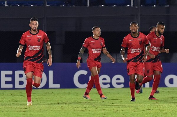 Paranaense despide a dos jugadores por caso de amaños