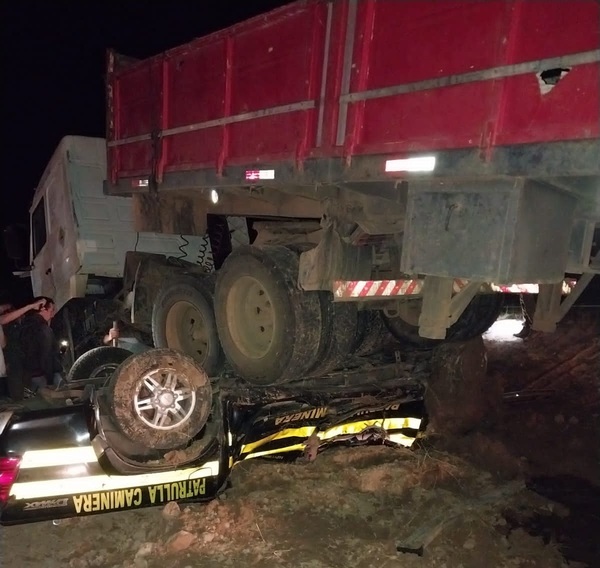 Vehículo de Patrulla Caminera es aplastado camión y deja un muerto - La Clave