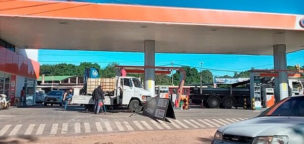 Pillan otra descarga indebida de combustible en una gasolinera - Economía - ABC Color