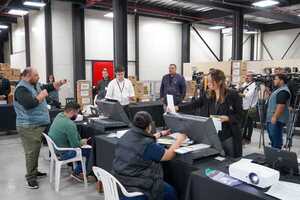 Comunicadores verifican los DVDs de las máquinas de votación - La Clave