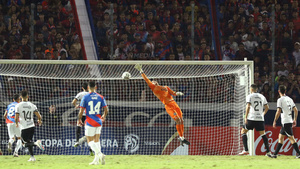 [VIDEO] ¿Qué pasó Olveira? "Beto" Espinola le sorprendió con un llamativo gol