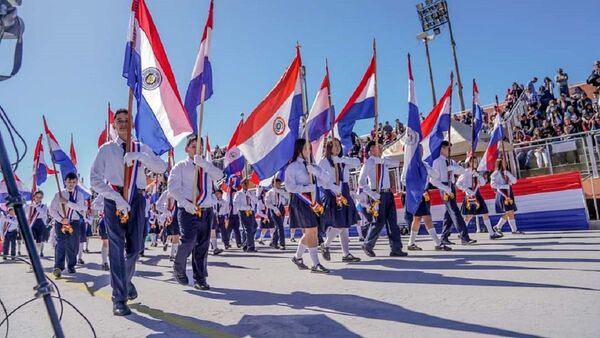 Encarnación vuelve a vibrar con desfile patrio luego de cuatro años