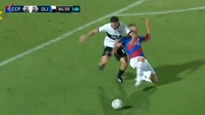 [VIDEO] ¿Era roja y expulsión? Ale Silva y el codazo que le dio a Diego Churín