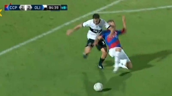 [VIDEO] ¿Era roja y expulsión? Ale Silva y el codazo que le dio a Diego Churín