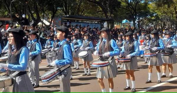 La Nación / Hubo desfiles estudiantiles en el Este por fiestas patrias