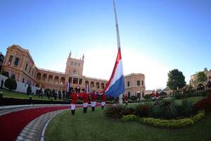 Se realizó el izamiento de la bandera por los 212 años de Independencia - .::Agencia IP::.